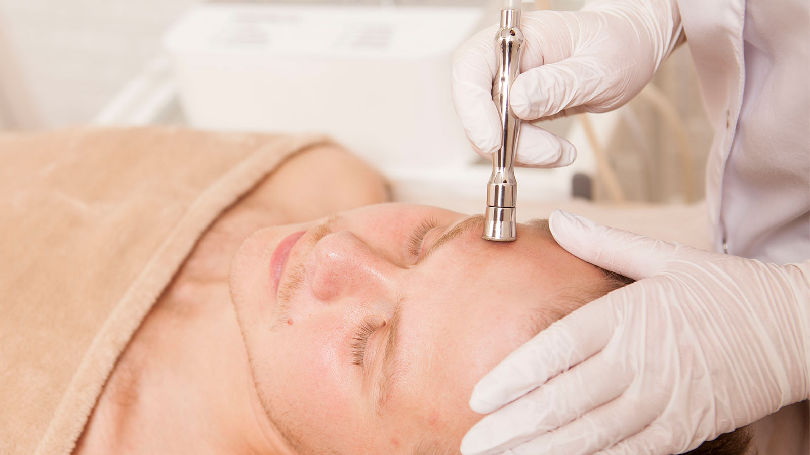 Micro Peeling Facial para hombres en Men's Bodyland